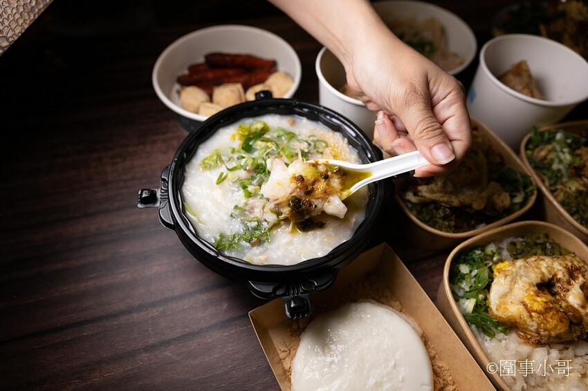 龜山林口美食小吃-麵東北，社區裡的小店卻充滿著濃濃的香氣與人情味，大推一碗酸菜湯搭配炸蛋滷肉飯，再來個驢打滾就完美了。 @圍事小哥的幸福相框