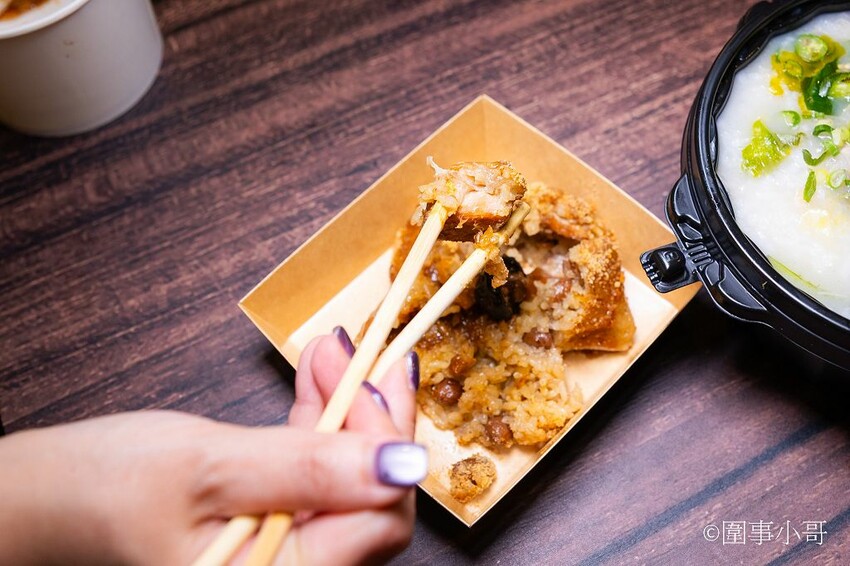 龜山林口美食小吃-麵東北，社區裡的小店卻充滿著濃濃的香氣與人情味，大推一碗酸菜湯搭配炸蛋滷肉飯，再來個驢打滾就完美了。 @圍事小哥的幸福相框