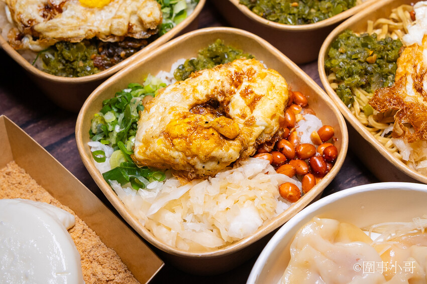 龜山林口美食小吃-麵東北，社區裡的小店卻充滿著濃濃的香氣與人情味，大推一碗酸菜湯搭配炸蛋滷肉飯，再來個驢打滾就完美了。 @圍事小哥的幸福相框