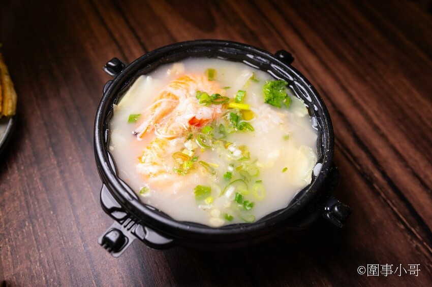 龜山林口美食小吃-麵東北，社區裡的小店卻充滿著濃濃的香氣與人情味，大推一碗酸菜湯搭配炸蛋滷肉飯，再來個驢打滾就完美了。 @圍事小哥的幸福相框