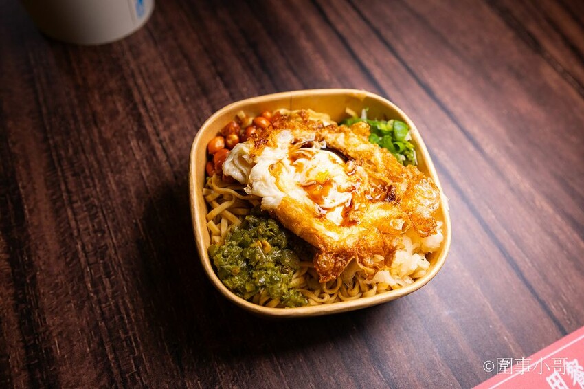 龜山林口美食小吃-麵東北，社區裡的小店卻充滿著濃濃的香氣與人情味，大推一碗酸菜湯搭配炸蛋滷肉飯，再來個驢打滾就完美了。 @圍事小哥的幸福相框