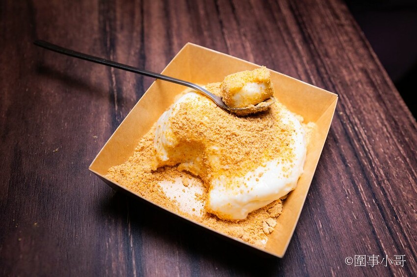 龜山林口美食小吃-麵東北，社區裡的小店卻充滿著濃濃的香氣與人情味，大推一碗酸菜湯搭配炸蛋滷肉飯，再來個驢打滾就完美了。 @圍事小哥的幸福相框