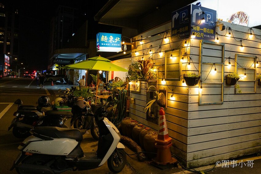 龜山林口美食小吃-麵東北，社區裡的小店卻充滿著濃濃的香氣與人情味，大推一碗酸菜湯搭配炸蛋滷肉飯，再來個驢打滾就完美了。 @圍事小哥的幸福相框