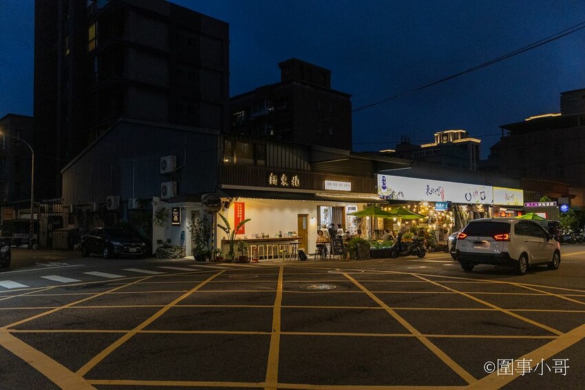 龜山林口美食小吃-麵東北，社區裡的小店卻充滿著濃濃的香氣與人情味，大推一碗酸菜湯搭配炸蛋滷肉飯，再來個驢打滾就完美了。 @圍事小哥的幸福相框