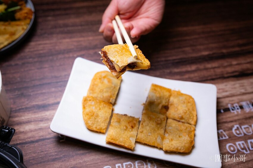 龜山林口美食小吃-麵東北，社區裡的小店卻充滿著濃濃的香氣與人情味，大推一碗酸菜湯搭配炸蛋滷肉飯，再來個驢打滾就完美了。 @圍事小哥的幸福相框