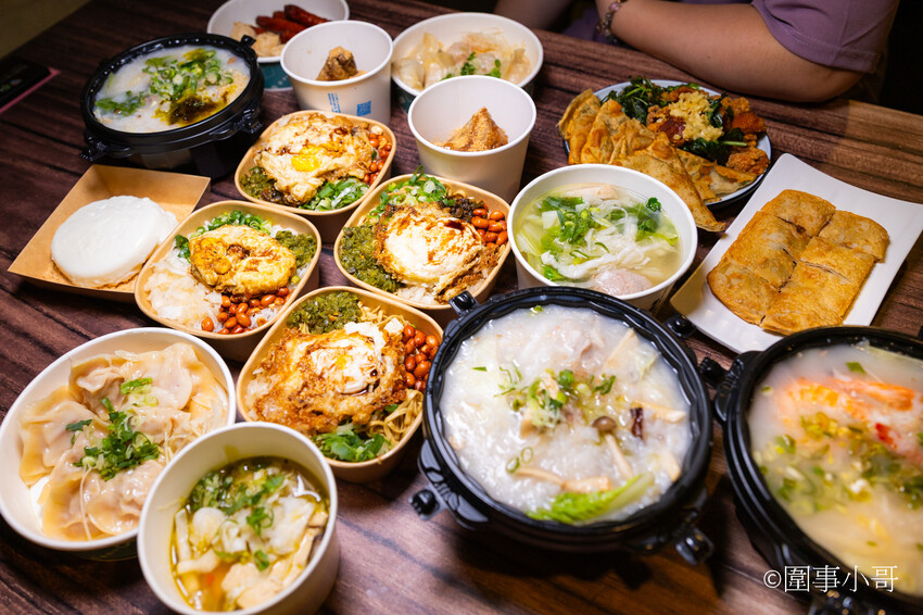 龜山林口美食小吃-麵東北，社區裡的小店卻充滿著濃濃的香氣與人情味，大推一碗酸菜湯搭配炸蛋滷肉飯，再來個驢打滾就完美了。 @圍事小哥的幸福相框