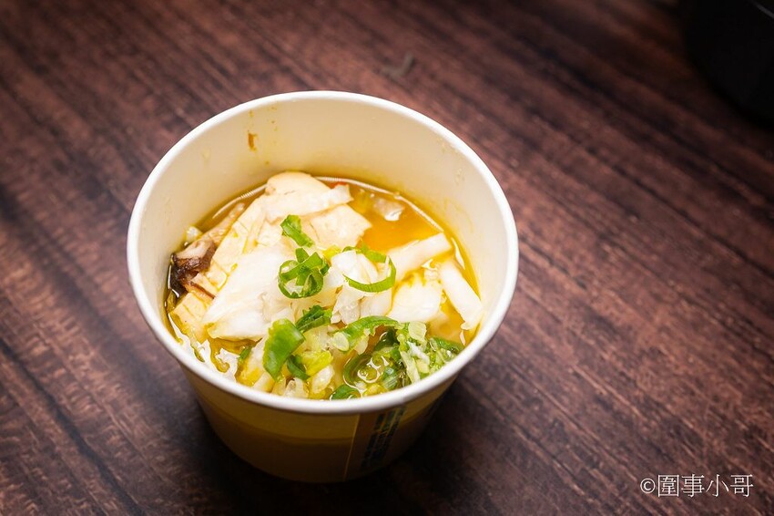 龜山林口美食小吃-麵東北，社區裡的小店卻充滿著濃濃的香氣與人情味，大推一碗酸菜湯搭配炸蛋滷肉飯，再來個驢打滾就完美了。 @圍事小哥的幸福相框
