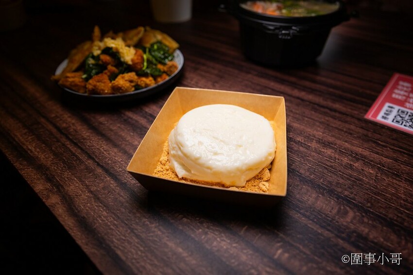 龜山林口美食小吃-麵東北，社區裡的小店卻充滿著濃濃的香氣與人情味，大推一碗酸菜湯搭配炸蛋滷肉飯，再來個驢打滾就完美了。 @圍事小哥的幸福相框