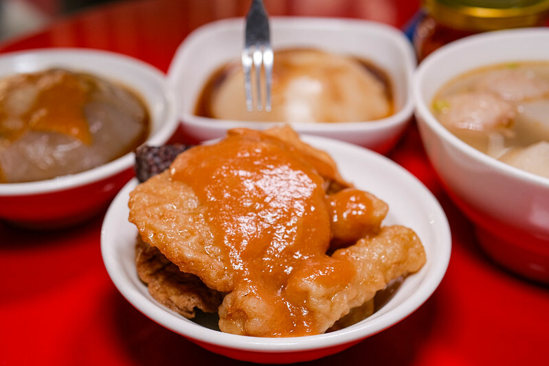 忠孝新生站美食！華山旁東區小賴甜不辣華山店，手工甜不辣搭蘿蔔湯必吃。