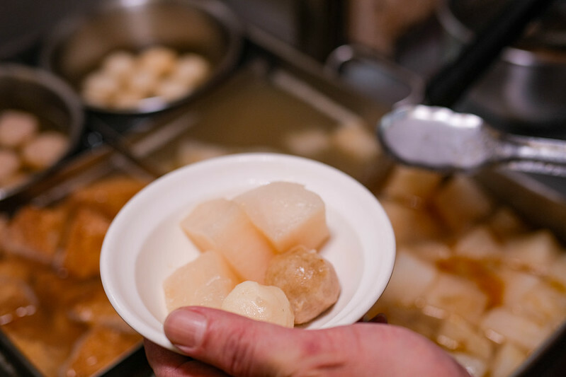 忠孝新生站美食！華山旁東區小賴甜不辣華山店，手工甜不辣搭蘿蔔湯必吃。