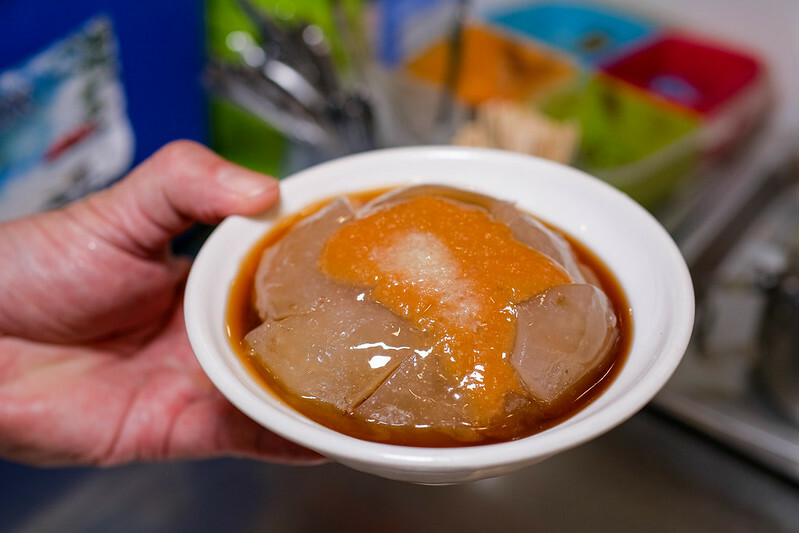 忠孝新生站美食！華山旁東區小賴甜不辣華山店，手工甜不辣搭蘿蔔湯必吃。