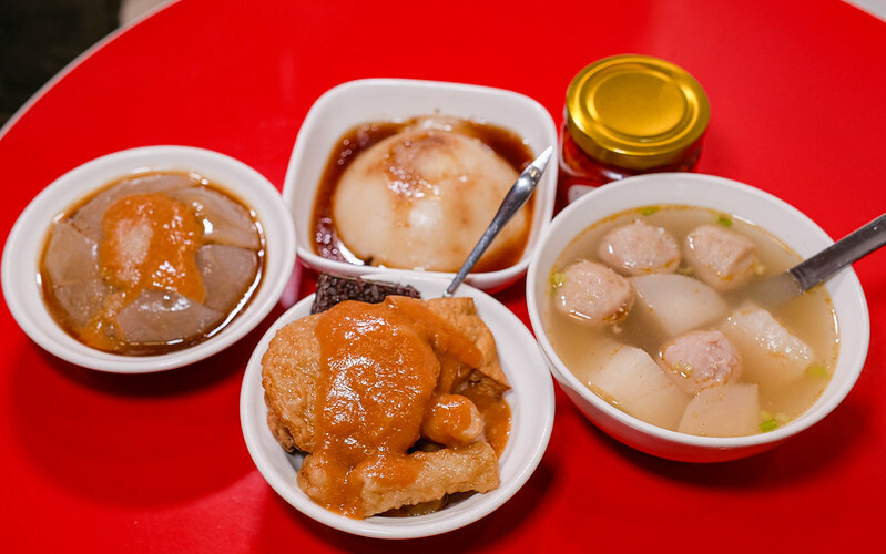 忠孝新生站美食！華山旁東區小賴甜不辣華山店，手工甜不辣搭蘿蔔湯必吃。