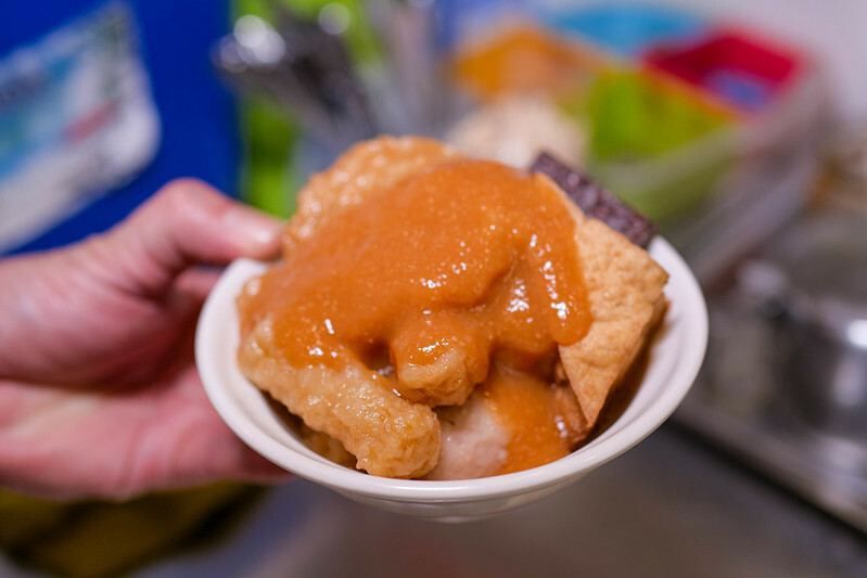 忠孝新生站美食！華山旁東區小賴甜不辣華山店，手工甜不辣搭蘿蔔湯必吃。