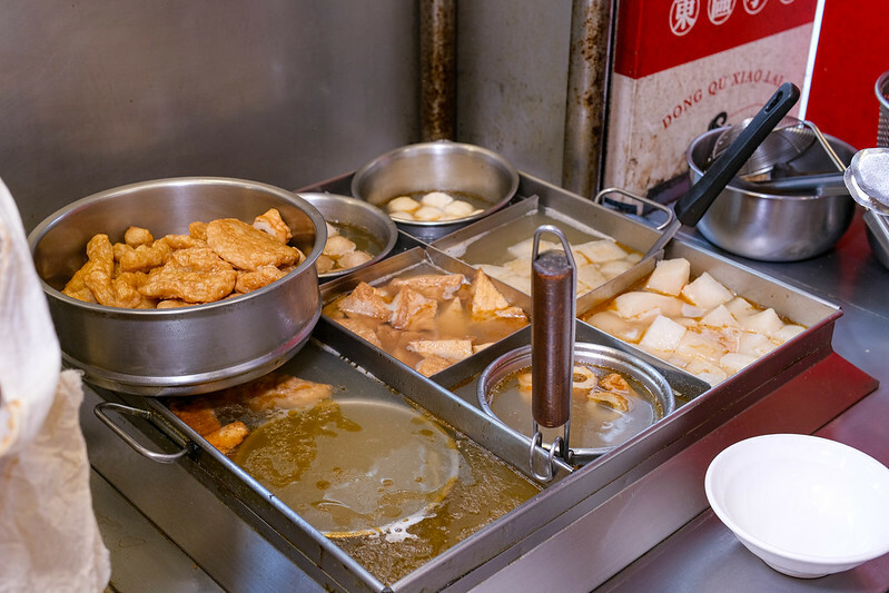 忠孝新生站美食！華山旁東區小賴甜不辣華山店，手工甜不辣搭蘿蔔湯必吃。
