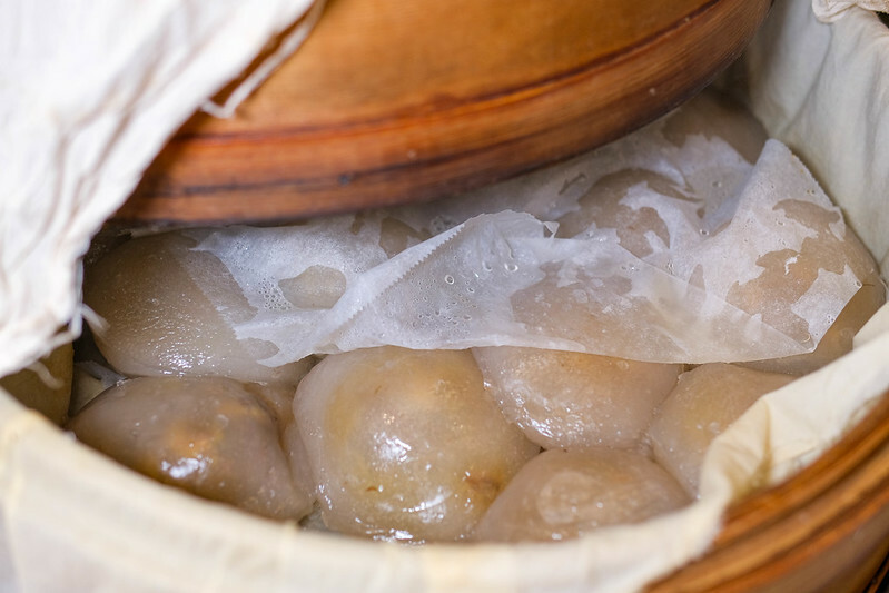忠孝新生站美食！華山旁東區小賴甜不辣華山店，手工甜不辣搭蘿蔔湯必吃。