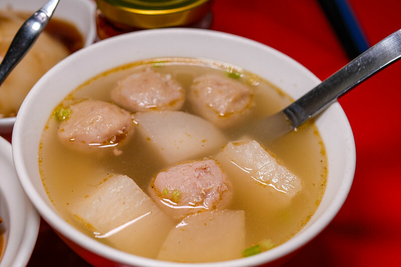 忠孝新生站美食！華山旁東區小賴甜不辣華山店，手工甜不辣搭蘿蔔湯必吃。