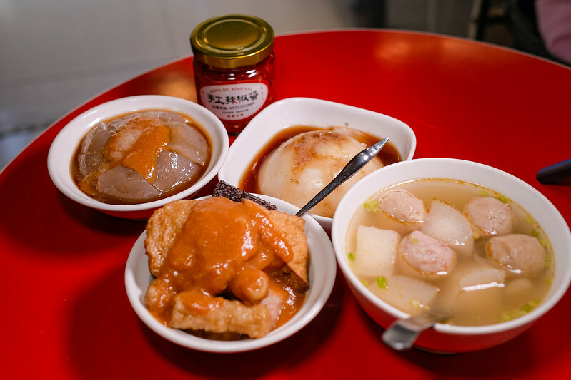 忠孝新生站美食！華山旁東區小賴甜不辣華山店，手工甜不辣搭蘿蔔湯必吃。