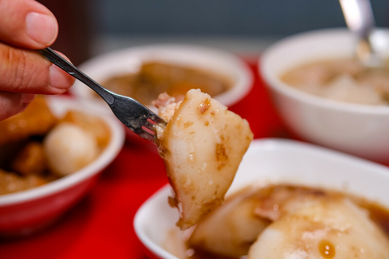 忠孝新生站美食！華山旁東區小賴甜不辣華山店，手工甜不辣搭蘿蔔湯必吃。