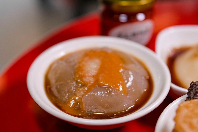 忠孝新生站美食！華山旁東區小賴甜不辣華山店，手工甜不辣搭蘿蔔湯必吃。