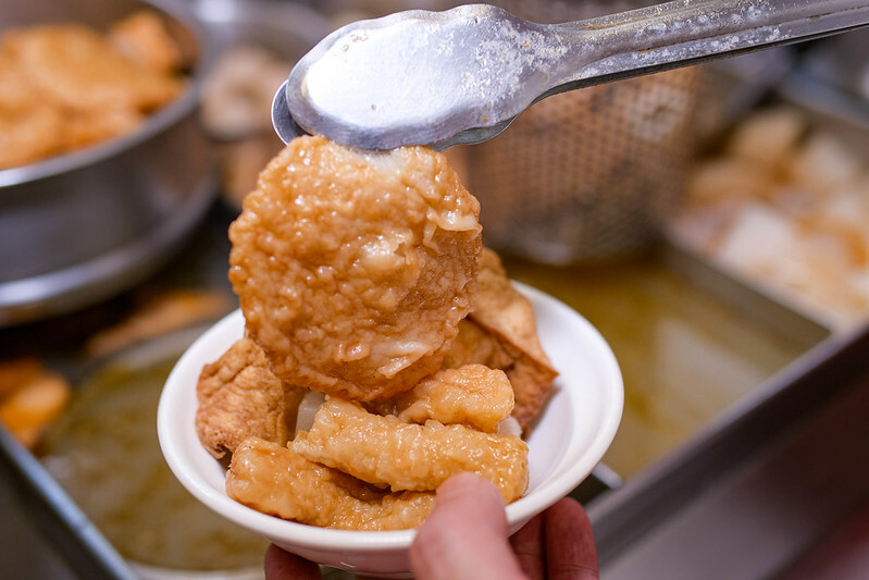忠孝新生站美食！華山旁東區小賴甜不辣華山店，手工甜不辣搭蘿蔔湯必吃。