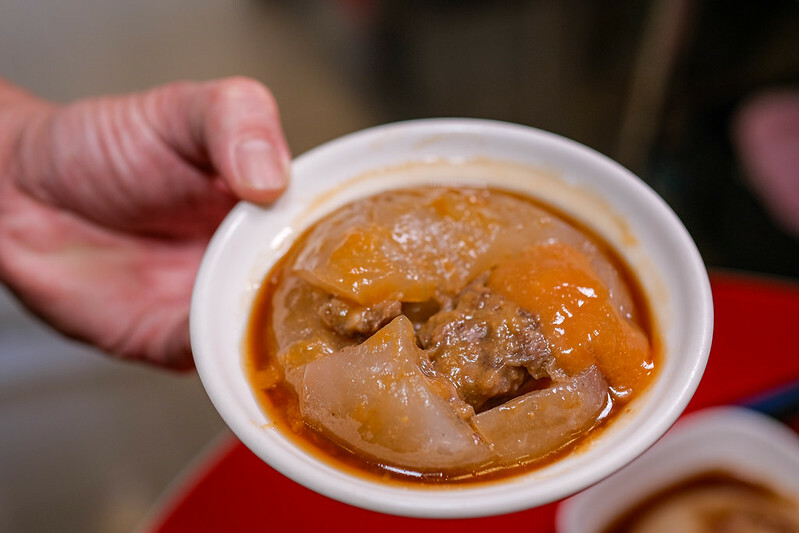 忠孝新生站美食！華山旁東區小賴甜不辣華山店，手工甜不辣搭蘿蔔湯必吃。