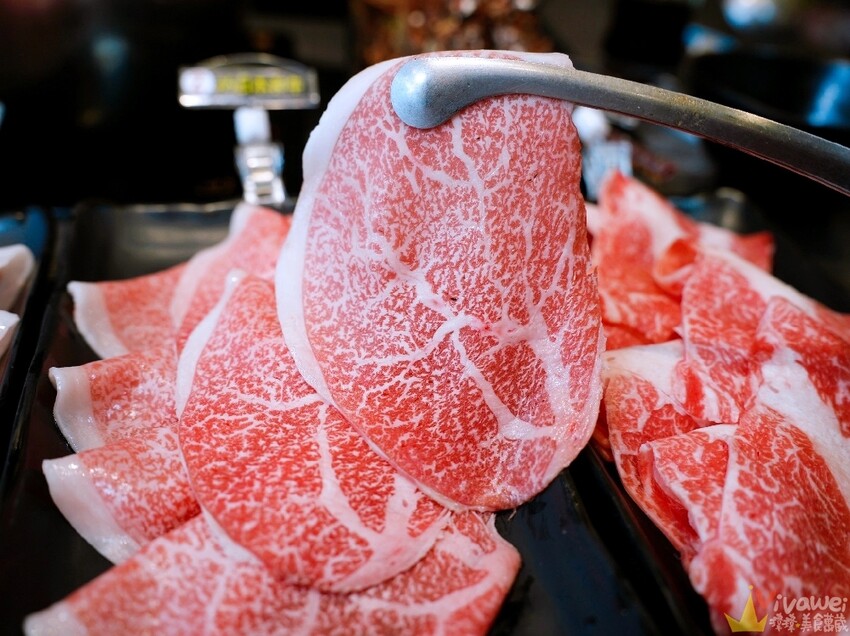 【魔椒頂級鴛鴦鍋】海鮮及現切肉品都很新鮮的鍋物吃到飽！還有多款飲品,啤酒,調酒暢飲！