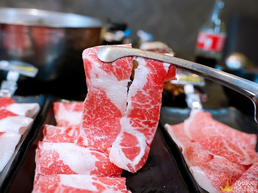 【魔椒頂級鴛鴦鍋】海鮮及現切肉品都很新鮮的鍋物吃到飽！還有多款飲品,啤酒,調酒暢飲！