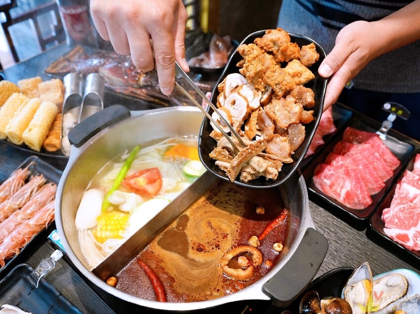 【魔椒頂級鴛鴦鍋】海鮮及現切肉品都很新鮮的鍋物吃到飽！還有多款飲品,啤酒,調酒暢飲！