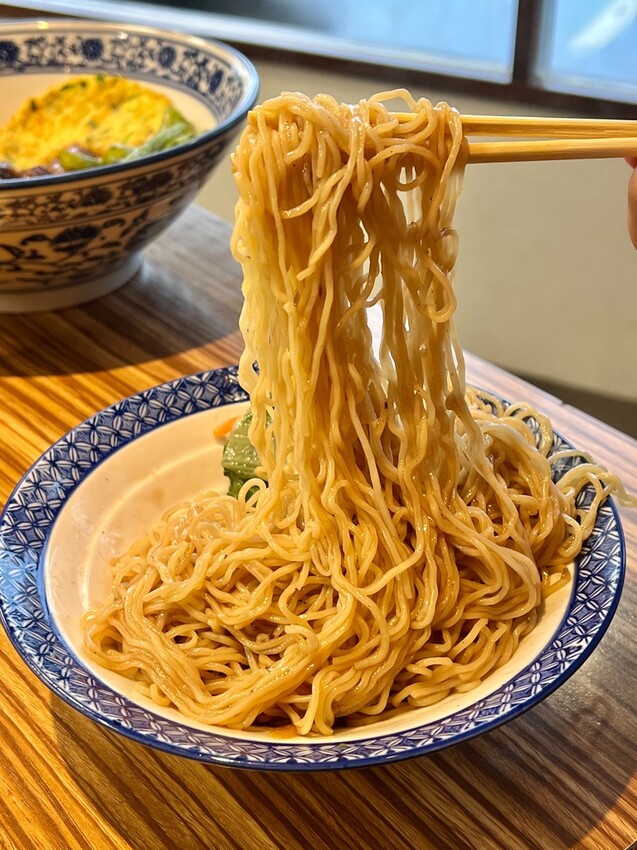 ＊（三重便當）豐郁餐盒～軟嫩入味滷牛肉、古早味厚實炸里肌、滑