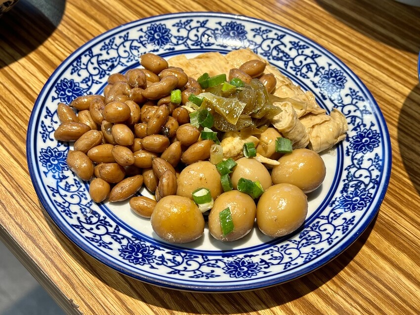 ＊（三重便當）豐郁餐盒～軟嫩入味滷牛肉、古早味厚實炸里肌、滑