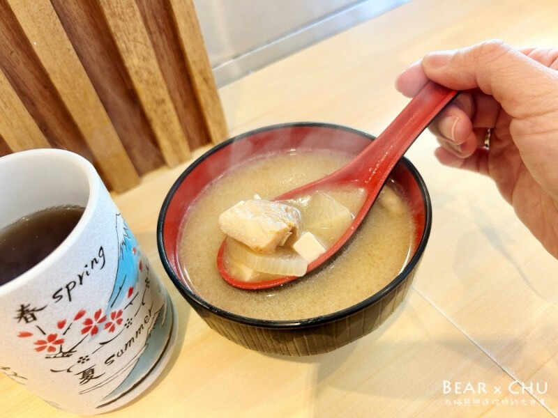 圓山站生魚片丼飯首選！安安生魚小料理超值生魚片丼飯，食材新鮮份量十足。