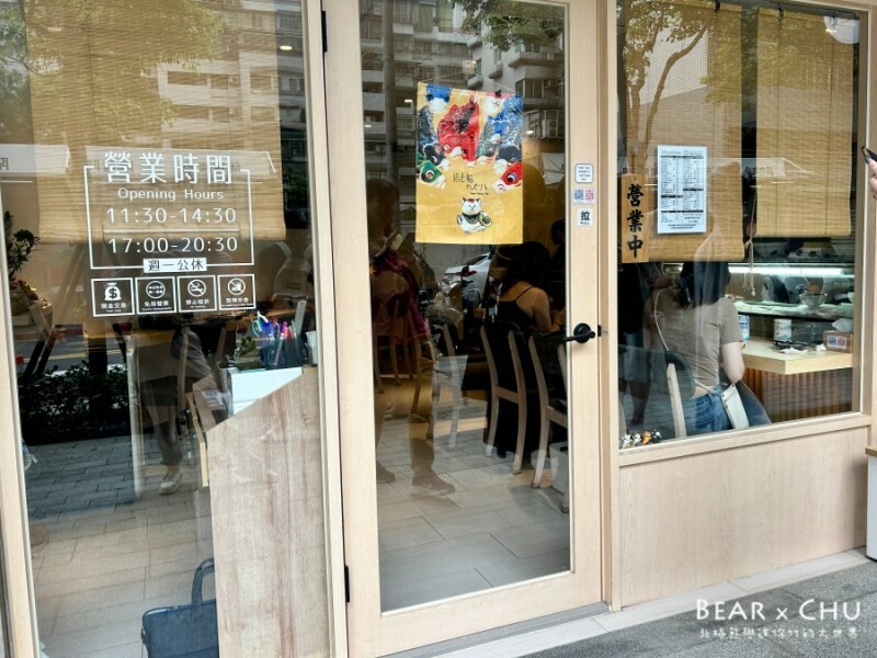 圓山站生魚片丼飯首選！安安生魚小料理超值生魚片丼飯，食材新鮮份量十足。