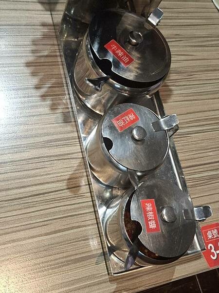 台北捷運-忠孝敦化站,好吃到排隊排再久都值得的-牛肉麵.雞湯