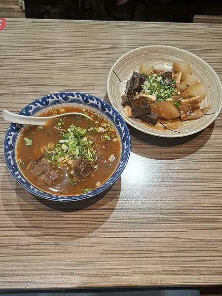 台北捷運-忠孝敦化站,好吃到排隊排再久都值得的-牛肉麵.雞湯