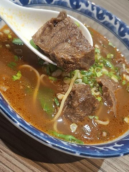 台北捷運-忠孝敦化站,好吃到排隊排再久都值得的-牛肉麵.雞湯
