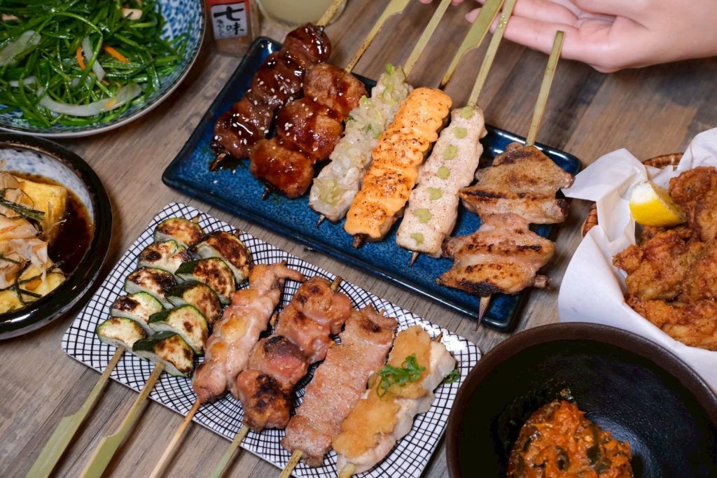 士林串燒推薦！日式月里小酌 串燒居酒屋藏巷弄，超過20款創意串燒。