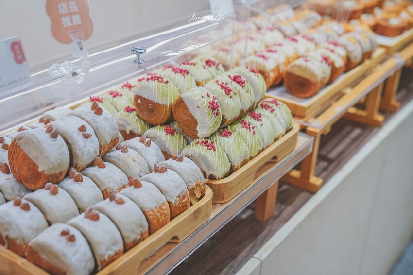 台南甜點新開店！圓可頌必吃「獻烘焙」老宅庭院，近30款口味圓可頌天堂。