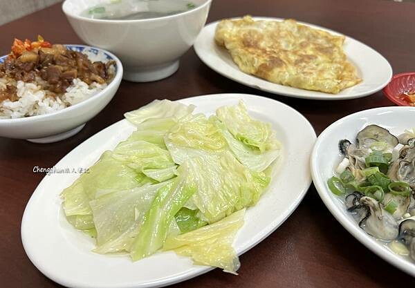 高雄鳳山美食【小江周手切肉燥】好呷ㄟ軟骨飯、手切滷肉飯 !