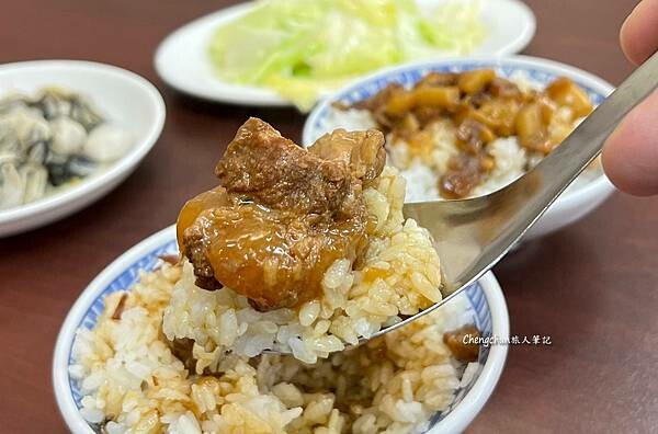 高雄鳳山美食【小江周手切肉燥】好呷ㄟ軟骨飯、手切滷肉飯 !