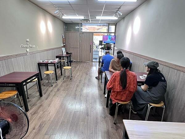 高雄鳳山美食【小江周手切肉燥】好呷ㄟ軟骨飯、手切滷肉飯 !