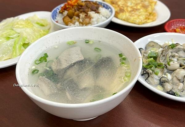 高雄鳳山美食【小江周手切肉燥】好呷ㄟ軟骨飯、手切滷肉飯 !