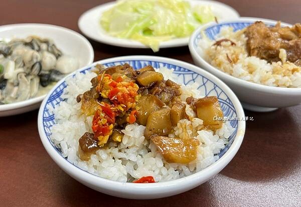 高雄鳳山美食【小江周手切肉燥】好呷ㄟ軟骨飯、手切滷肉飯 !