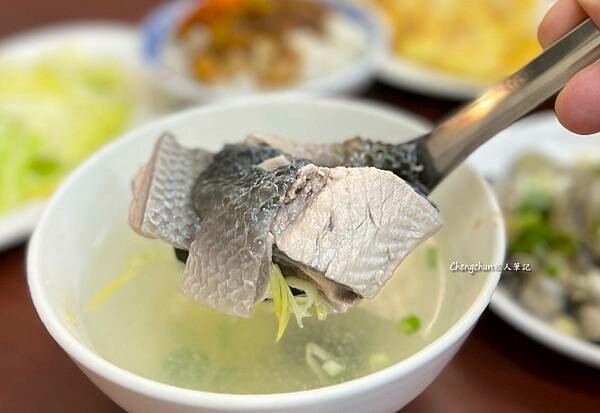 高雄鳳山美食【小江周手切肉燥】好呷ㄟ軟骨飯、手切滷肉飯 !