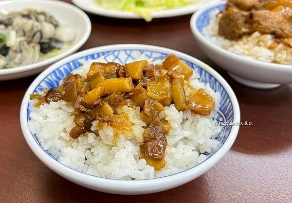 高雄鳳山美食【小江周手切肉燥】好呷ㄟ軟骨飯、手切滷肉飯 !