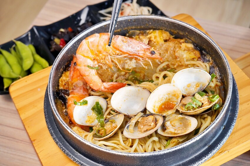 南投縣草屯鎮天利食堂首次攜手嘉義排隊名店「林聰明沙鍋魚頭」,還有超酷的林聰明魚薯條,限定期間才能吃得到!