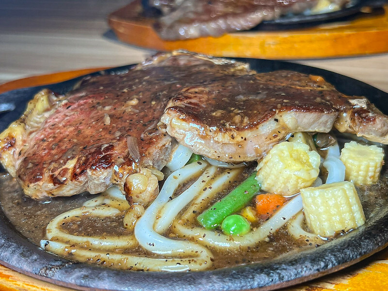 299元台北吃到飽超佛！貴族世家mini大安信義店，牛排搭自助吧吃到飽。