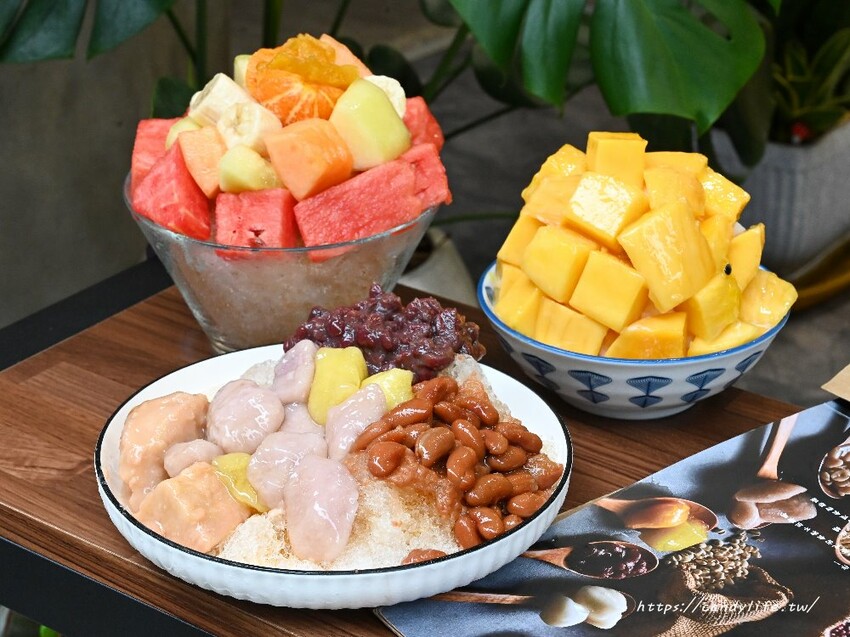嘉良冰鎮｜台中40年老字號冰店再開分店，配料超過20種，招牌手工芋圓冰、夏日芒果冰必點 - 糖糖's 享食生活