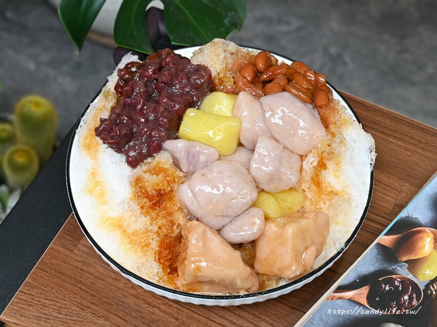 嘉良冰鎮｜台中40年老字號冰店再開分店，配料超過20種，招牌手工芋圓冰、夏日芒果冰必點 - 糖糖's 享食生活