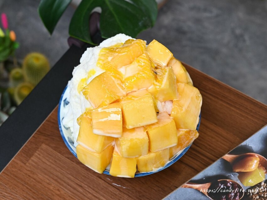 嘉良冰鎮｜台中40年老字號冰店再開分店，配料超過20種，招牌手工芋圓冰、夏日芒果冰必點 - 糖糖's 享食生活