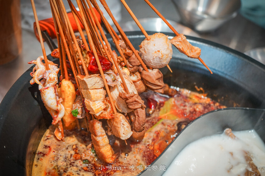 李鐵柱百草串串香｜上百種串串搭配正宗重慶風味鍋底，麻辣帶勁好滋味，一串、二串...停不下來啦，捷運永安市場站 中和美食
